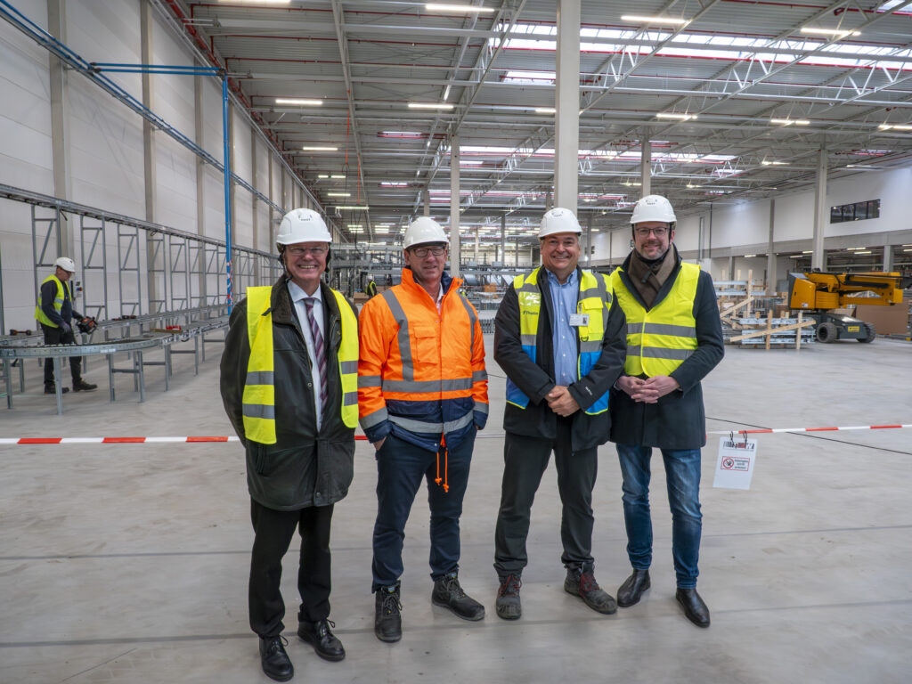 Infos aus erster Hand: Das Bild zeigt (v.l.) Wirtschaftsförderer Dr. Manfred Gehrke, Marco Rebohm, Geschäftsführer Logistik & Supply Chain, und Andreas Hennig, Director Fulfillment bei Thalia, sowie Bürgermeister Thomas Terhorst. Foto: Stadt Marl / Pressestelle